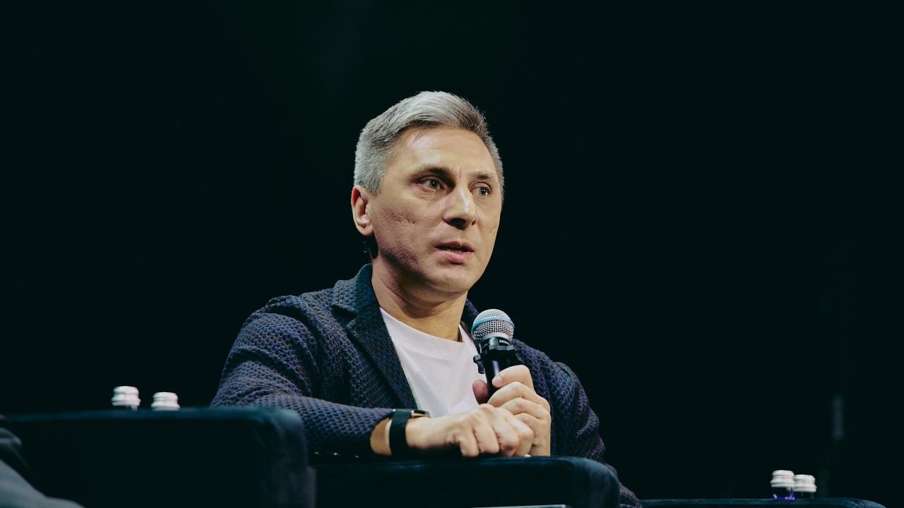 Павел Павленко с микрофоном на сцене конференции GoCloud